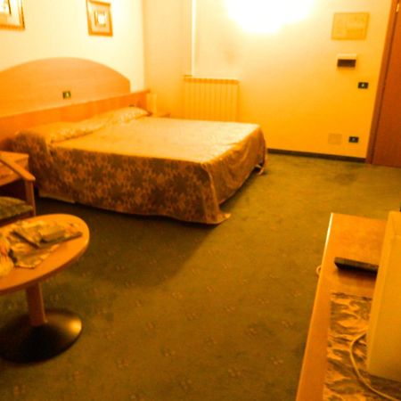 Ascot Lodging Cardano Al Campo Exterior foto