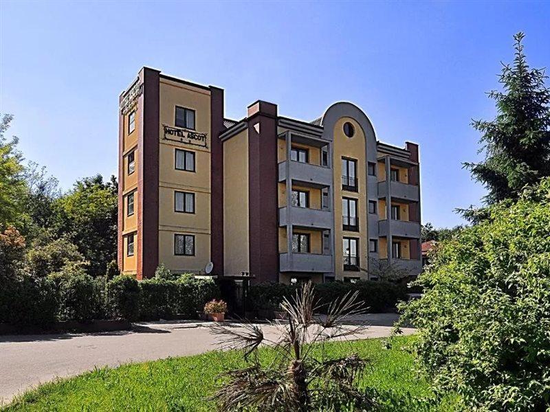 Ascot Lodging Cardano Al Campo Exterior foto