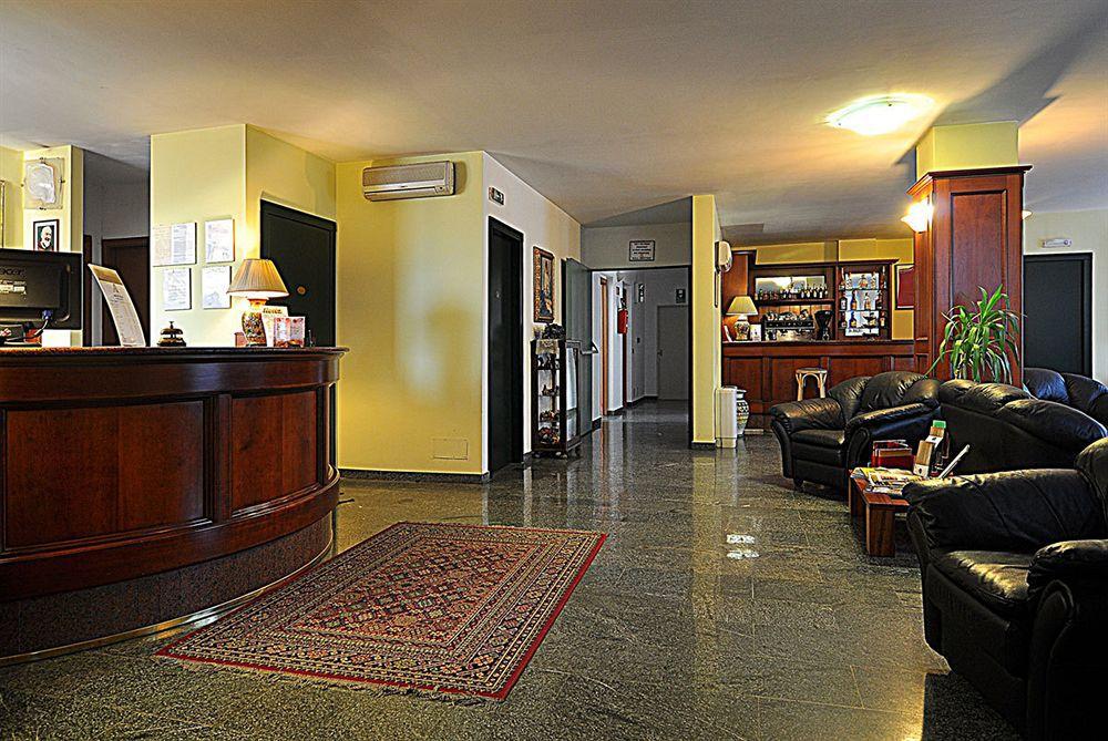 Ascot Lodging Cardano Al Campo Interior foto