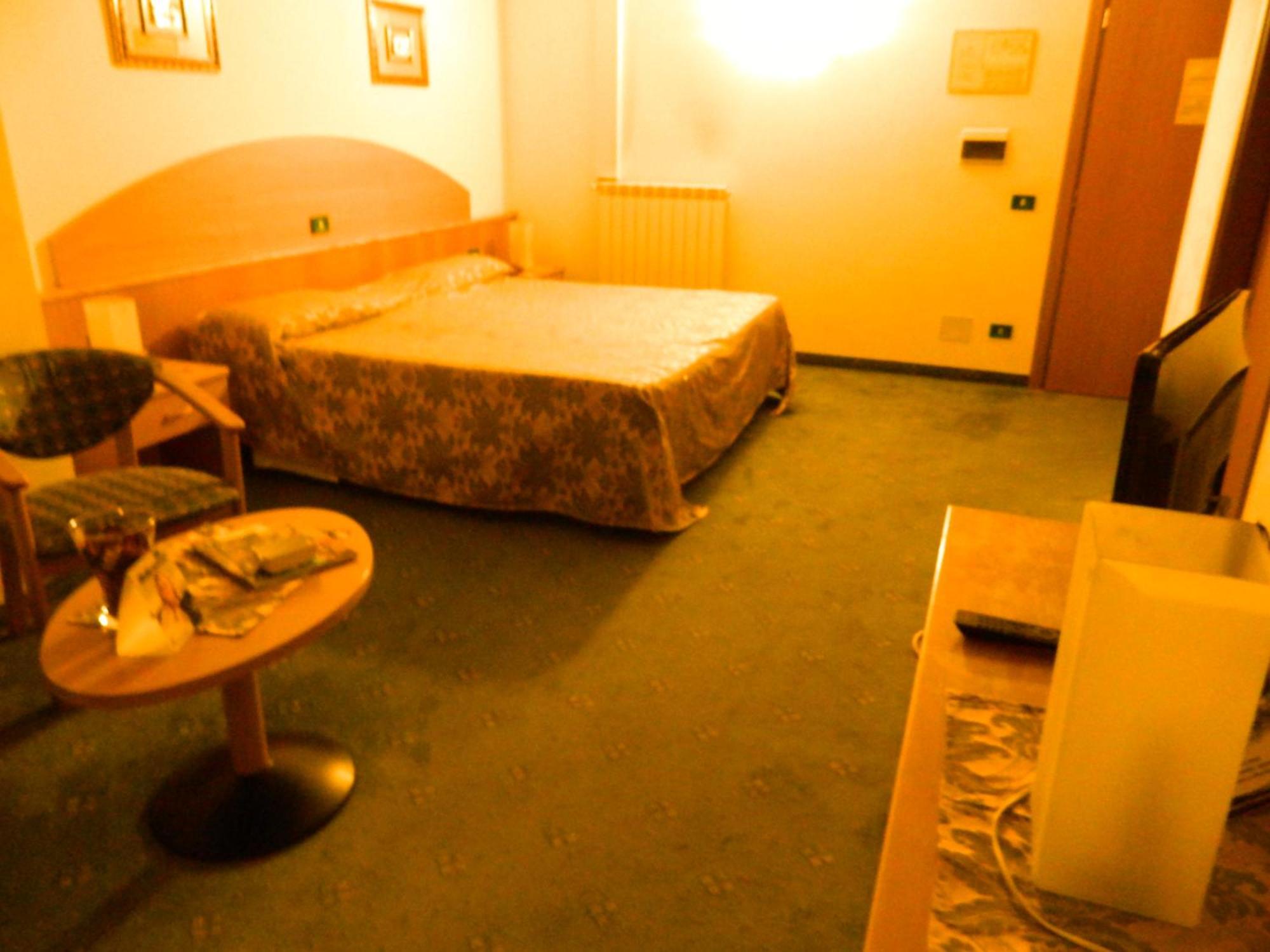 Ascot Lodging Cardano Al Campo Exterior foto