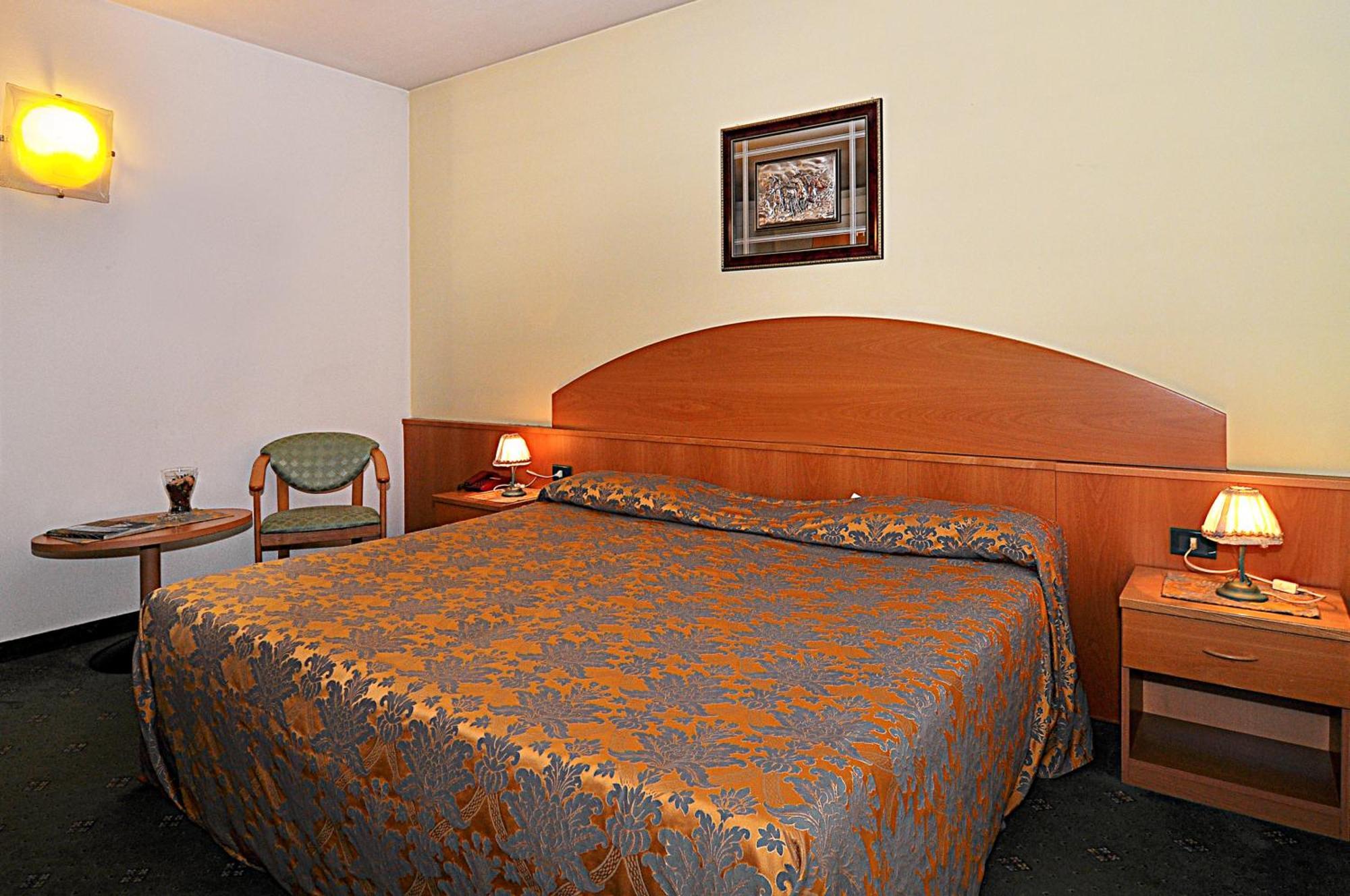 Ascot Lodging Cardano Al Campo Habitación foto
