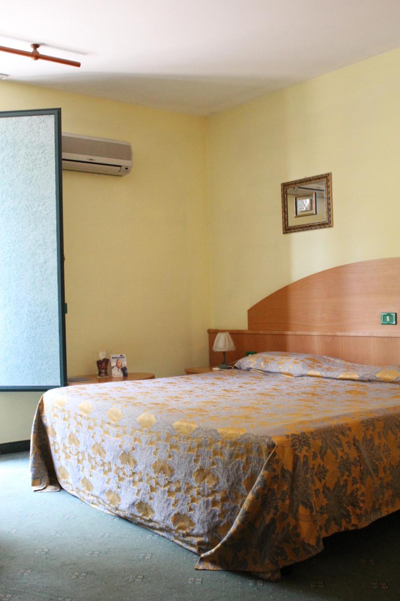 Ascot Lodging Cardano Al Campo Habitación foto