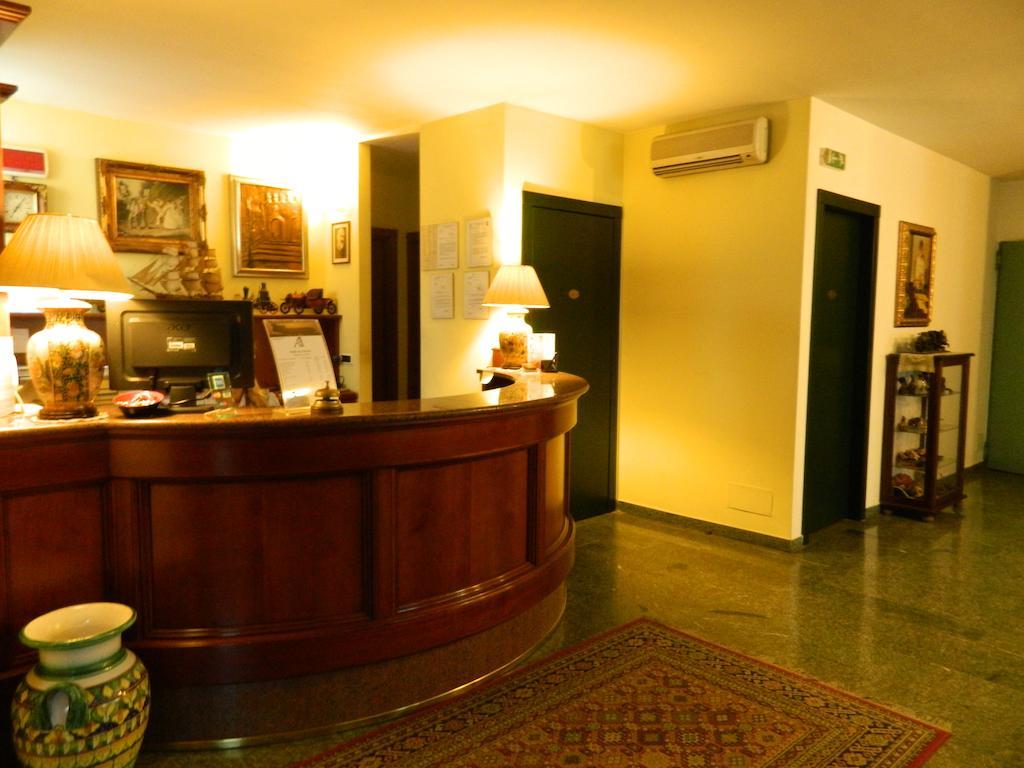 Ascot Lodging Cardano Al Campo Exterior foto