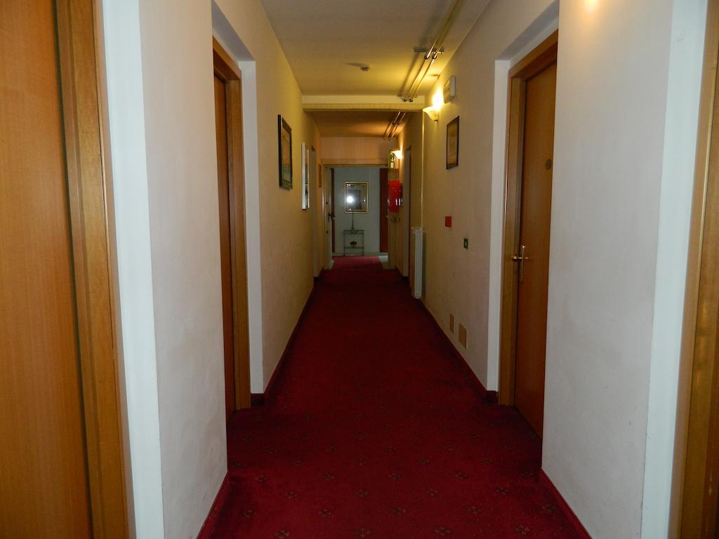 Ascot Lodging Cardano Al Campo Exterior foto