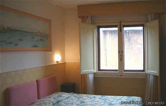 Ascot Lodging Cardano Al Campo Habitación foto