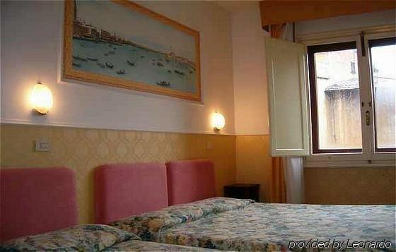 Ascot Lodging Cardano Al Campo Habitación foto