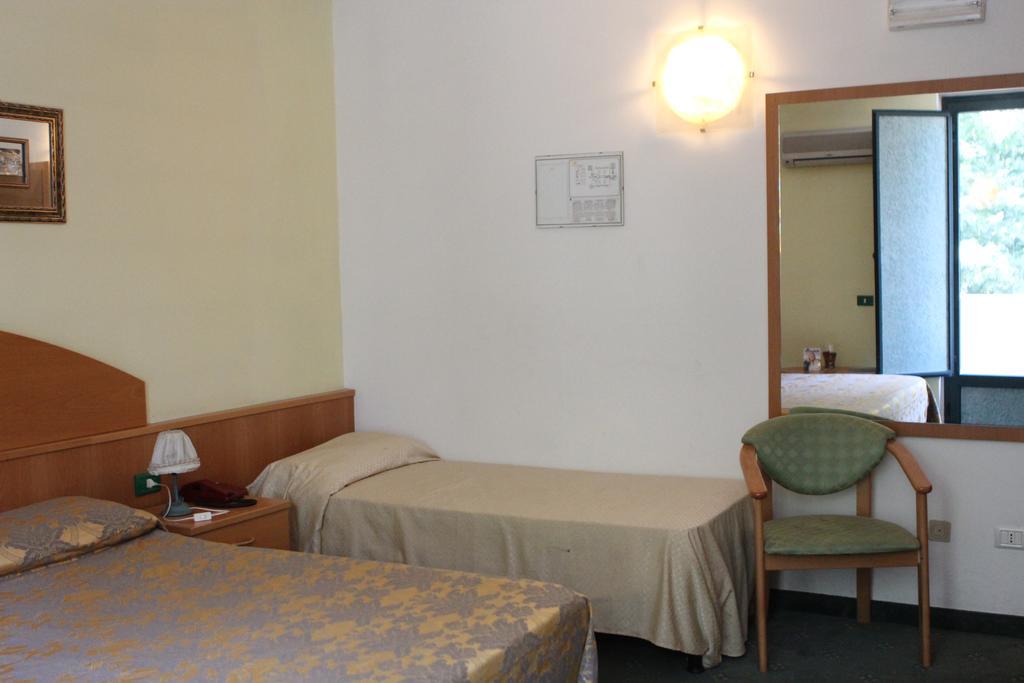 Ascot Lodging Cardano Al Campo Exterior foto
