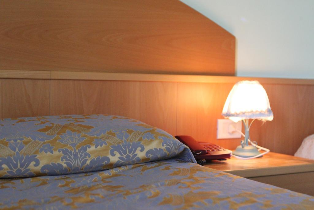 Ascot Lodging Cardano Al Campo Exterior foto