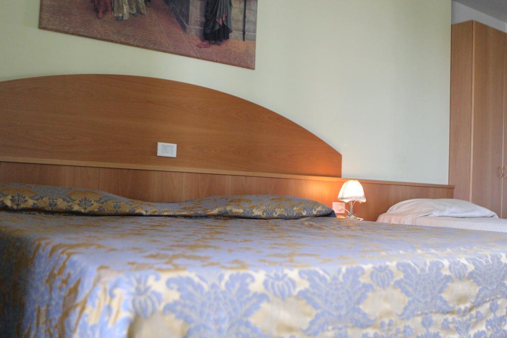 Ascot Lodging Cardano Al Campo Exterior foto