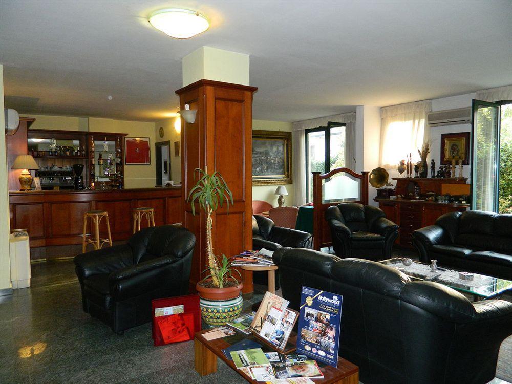Ascot Lodging Cardano Al Campo Exterior foto