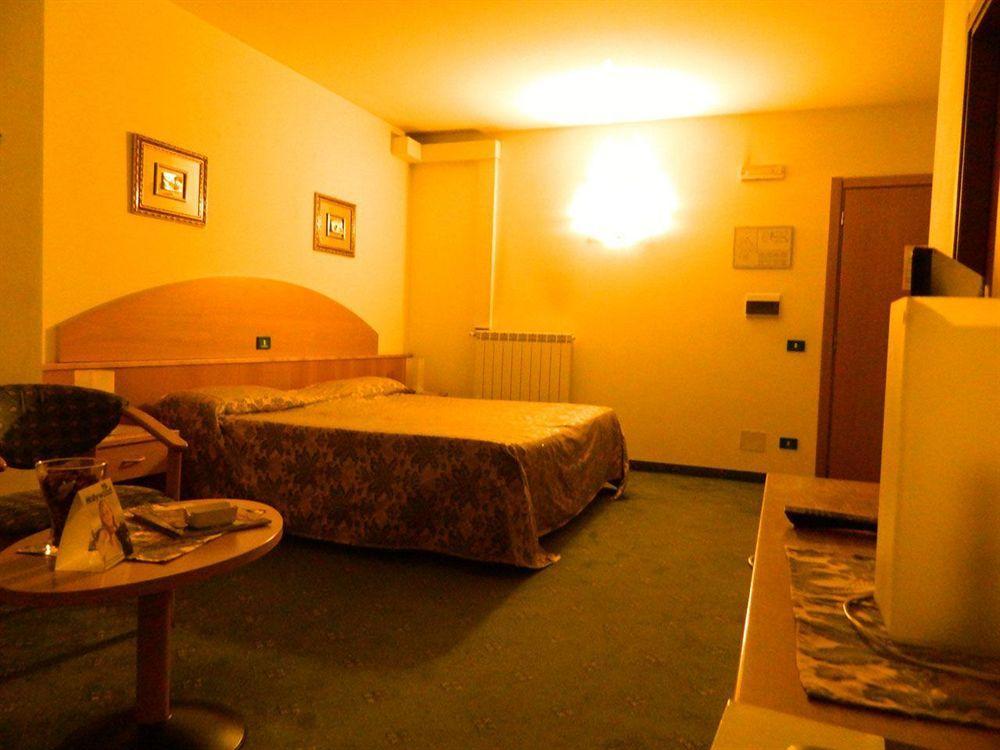 Ascot Lodging Cardano Al Campo Exterior foto