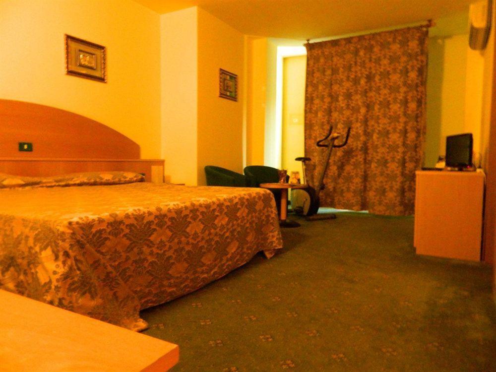 Ascot Lodging Cardano Al Campo Exterior foto