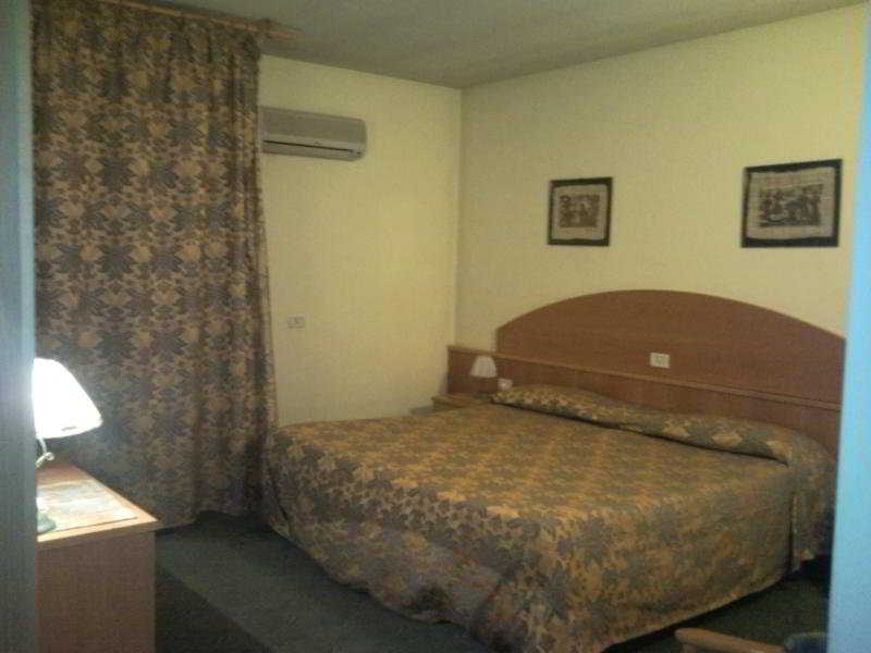 Ascot Lodging Cardano Al Campo Exterior foto