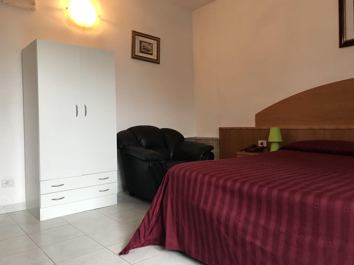 Ascot Lodging Cardano Al Campo Exterior foto