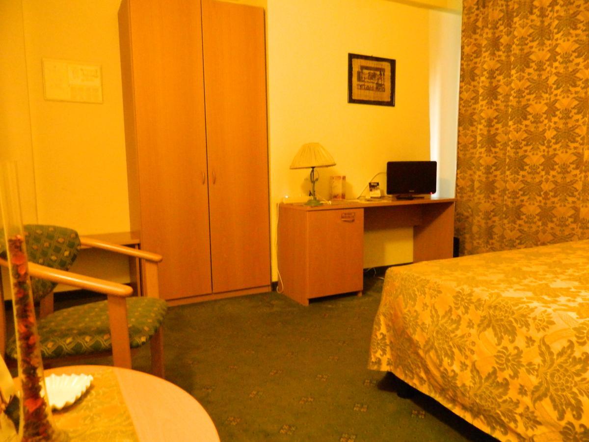 Ascot Lodging Cardano Al Campo Exterior foto