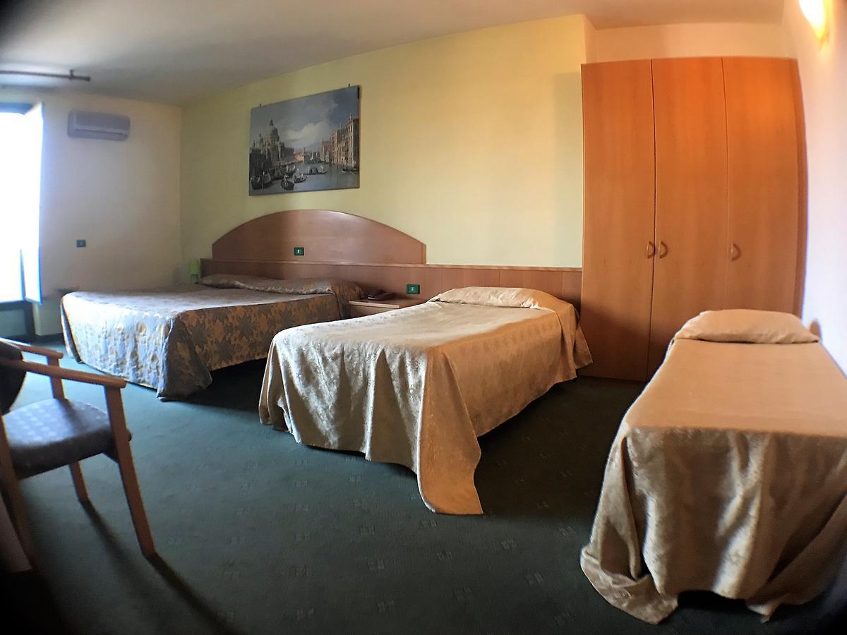Ascot Lodging Cardano Al Campo Exterior foto