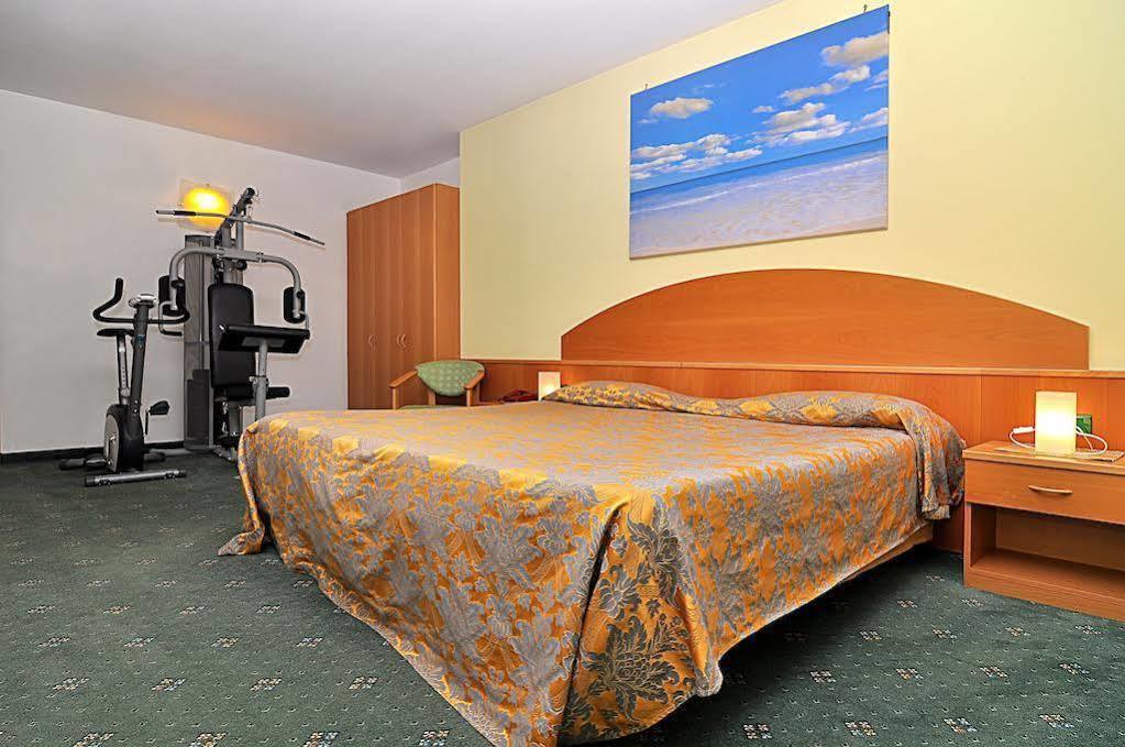 Ascot Lodging Cardano Al Campo Exterior foto
